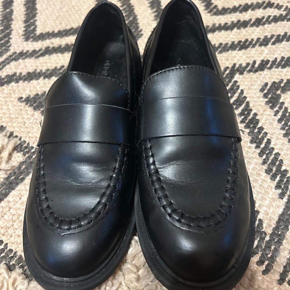 EUC Old Navy Women’s Sleek Classic Black Slip-On Loafers size 6.5 - Picture 2 of 6